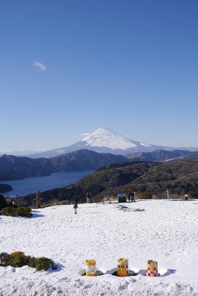 雪の大観山から見た富士山