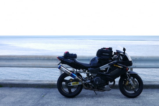 バイクと海