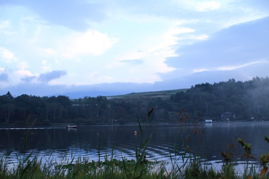 朝のバラギ湖