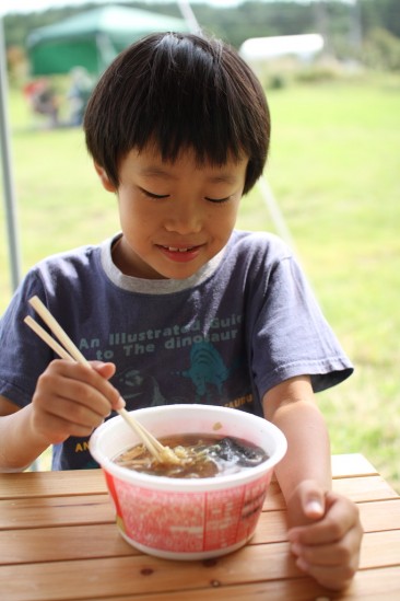 ラーメンを食べる長男くん