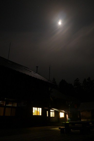 深夜の尾瀬沼ヒュッテと月