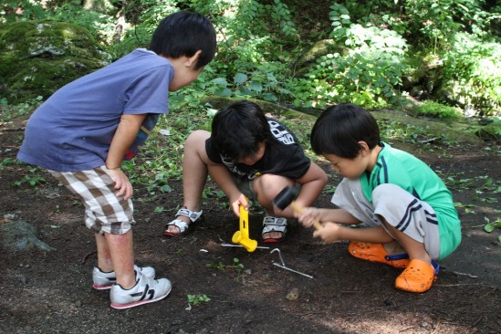 ペグで遊ぶ子供達