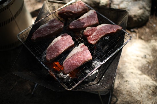 コストコのサーロインステーキを炭火で焼く