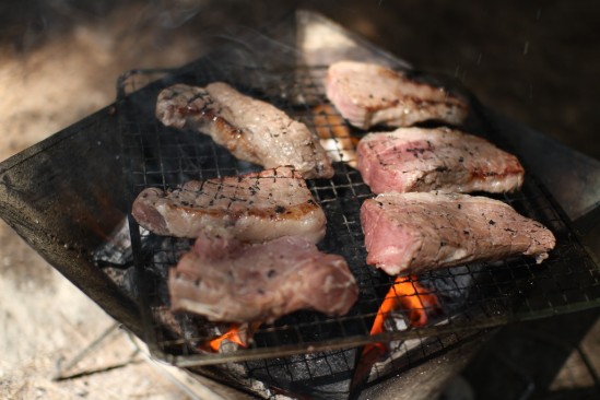 コストコのサーロインステーキを炭火で焼く