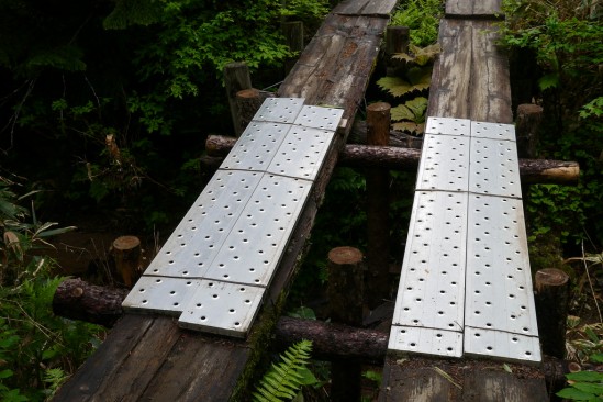 痛んだ木道の橋にアルミの足場の橋
