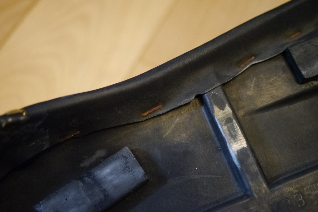 バイクのシートの表皮をノンスリップタイプに張り替えた。ついでにスーパーゲルと低反発ウレタンも仕込んでゲルシートにした | 不器用ブログ