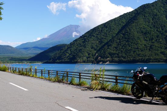 本栖湖と富士山とバイク