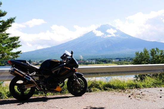 河口湖と富士山とバイク